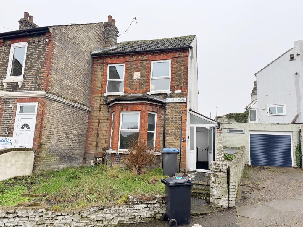 Lot: 134 - BAY FRONTED END-TERRACE HOUSE - Front of property